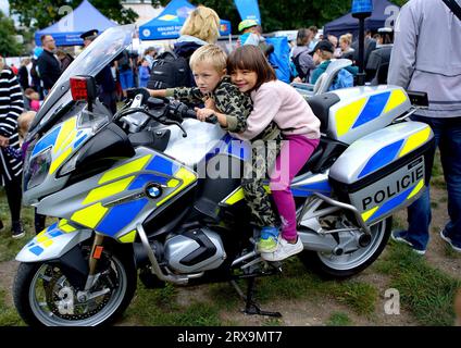 Praga, Repubblica Ceca. 23 settembre 2023. Un ragazzo e una ragazza provano una motocicletta della polizia durante l'evento Heroes' Day a Praga, nella Repubblica Ceca, il 23 settembre 2023. L'evento annuale, che mette in mostra il lavoro dei servizi integrati di soccorso nella Repubblica ceca attraverso mostre e attività pratiche, si è svolto sabato presso la Fiera di Praga. Crediti: Dana Kesnerova/Xinhua/Alamy Live News Foto Stock