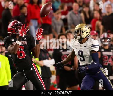 Bloomington, USA. 23 settembre 2023. BLOOMINGTON, INDIANA - 23 SETTEMBRE: Il wide receiver degli Indiana Hoosiers Cam camper (6) fa una presa contro Akron Zips Judson Tallandier (9) durante una partita di football universitario NCAA il 23 settembre 2023 a Bloomington, Indiana. ( Credit: Jeremy Hogan/Alamy Live News Foto Stock