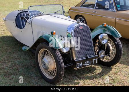 Talmont , Francia - 09 12 2023 : Morgan Three Wheeler Super Sports logo marchio e cartello di testo cofano anteriore auto da corsa 3 ruote Foto Stock