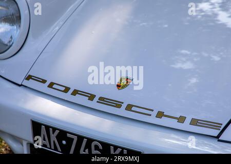 Bordeaux , Francia - 09 18 2023 : Porsche 911 carrera cofano anteriore, classica auto d'epoca sportiva bianca Foto Stock