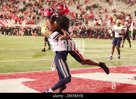 Bloomington, USA. 23 settembre 2023. BLOOMINGTON, INDIANA - 23 SETTEMBRE: Il wide receiver degli Indiana Hoosiers Cam camper (6) segna un touchdown contro Akron durante una partita di football universitario NCAA il 23 settembre 2023 a Bloomington, Indiana. IU ha vinto 29-27 ai supplementari. ( Credit: Jeremy Hogan/Alamy Live News Foto Stock