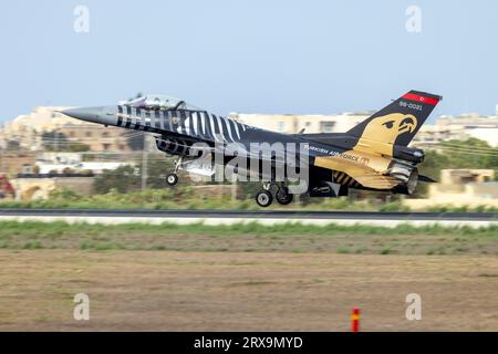 Turkish Air Force General Dynamics (TUSAS) F-16C Fighting Falcon (401) (REG: 88-0021) atterrando dopo aver eseguito un'esibizione. Foto Stock