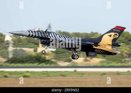 Turkish Air Force General Dynamics (TUSAS) F-16C Fighting Falcon (401) (REG: 88-0021) atterrando dopo aver eseguito un'esibizione. Foto Stock