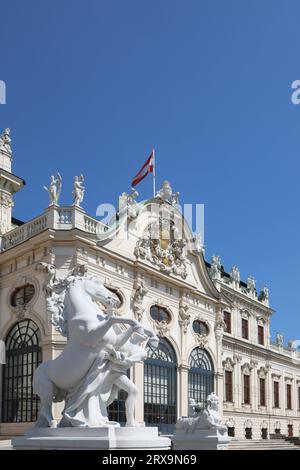 Vienna, VIENNA, Austria - 22 agosto 2023: Statua bianca di un cavallo e uomo sul castello del Belvedere superiore Foto Stock