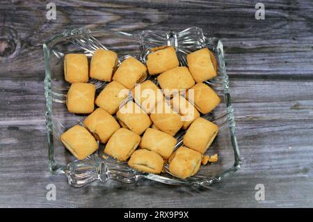 I biscotti con datteri minis, i biscotti con datteri Tamr sono fatti con burro e datteri puri, snack nutriente, veri datteri in croccanti e deliziosi biscotti, Mamoul Coo Foto Stock