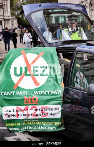 Londra, Regno Unito. 23 settembre 2023. L'attivista Piers Corbynís auto, mostrando cartelli anti zona a bassissima emissione (ULEZ) si surriscalda e si rompe durante la manifestazione. Coloro che non sono d'accordo con la politica del governo si riuniscono per chiarire che non rispetteranno alcuna restrizione futura nella loro vita quotidiana. Dicono di no alle società senza contanti, alle zone a basse emissioni, ai vaccini non testati, ai futuri blocchi o mascheramenti, alle città intelligenti e alle imposte verdi onerose. Credito: SOPA Images Limited/Alamy Live News Foto Stock