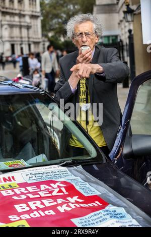 Londra, Regno Unito. 23 settembre 2023. L'attivista Piers Corbyn parla accanto alla sua auto, mostrando cartelli ULEZ (Anti Ultra Low Emissions zone) che si sono surriscaldati e distrutti durante il rally. Coloro che non sono d'accordo con la politica del governo si riuniscono per chiarire che non rispetteranno alcuna restrizione futura nella loro vita quotidiana. Dicono di no alle società senza contanti, alle zone a basse emissioni, ai vaccini non testati, ai futuri blocchi o mascheramenti, alle città intelligenti e alle imposte verdi onerose. (Foto di Martin Pope/SOPA Images/Sipa USA) credito: SIPA USA/Alamy Live News Foto Stock