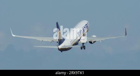 Avión de Línea Boeing 737 de la aerolínea de bajo coste Ryanair despegando Foto Stock