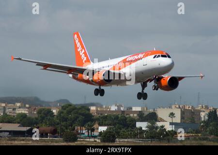 Avión de Línea Airbus A319 de la aerolínea Easyjet aterrizando Foto Stock