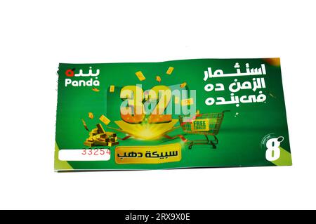 Cairo, Egitto, 11 settembre 2023: Coupon per il 32° anniversario del supermercato Panda per l'opportunità di vincere una delle 32 lingotti d'oro e il trolly gratuito, l'annu Foto Stock