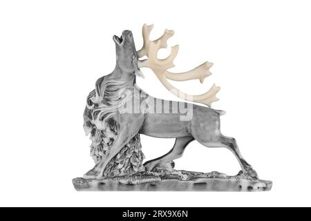 Statuetta decorativa di una renna su sfondo bianco isolato Foto Stock