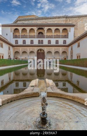 Palazzo Nasrid presso il complesso dell'Alhambra a Granada. Cortili, chiostri, interni e decorazioni murali del Palacios Nazaríes De la Alhambra. Foto Stock