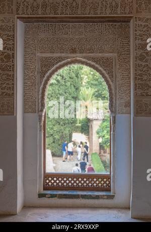 Palazzo Nasrid presso il complesso dell'Alhambra a Granada. Cortili, chiostri, interni e decorazioni murali del Palacios Nazaríes De la Alhambra. Foto Stock