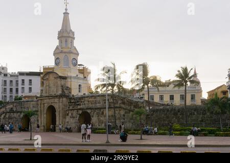 Cartagena, Colombia - Vista della torre dell'orologio (Torre del Reloj) fuori dalle mura della città Vecchia. Foto Stock