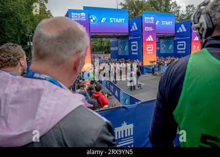 Berlino, Germania. 24 settembre 2023. In una città ricca di storia, eventi sportivi come la Maratona di Berlino fondono il passato con il presente in uno spettacolo mozzafiato di resistenza e spirito. Crediti: ZUMA Press, Inc./Alamy Live News Foto Stock