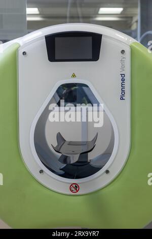 Apparecchiature a raggi X moderne per l'esame dei pazienti, il rilevamento di fratture ossee e danni polmonari, apparecchiature per cliniche e ospedali specializzati, Irlanda Foto Stock