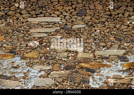 dettaglio di un muro di piccole pietre di ardesia Foto Stock