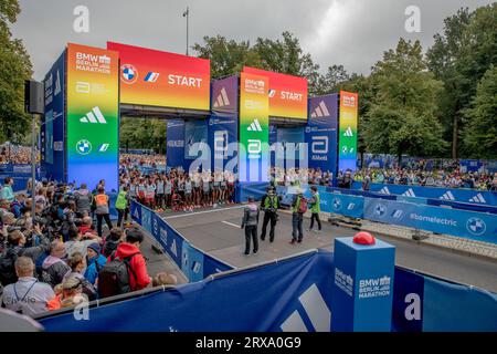 Berlino, Germania. 24 settembre 2023. In una città ricca di storia, eventi sportivi come la Maratona di Berlino fondono il passato con il presente in uno spettacolo mozzafiato di resistenza e spirito. Crediti: ZUMA Press, Inc./Alamy Live News Foto Stock