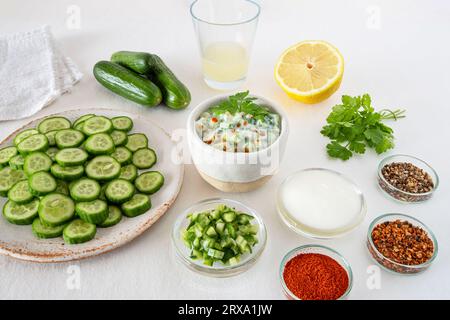 preparazione di insalata di cetrioli con crema di bianco e spezie Foto Stock