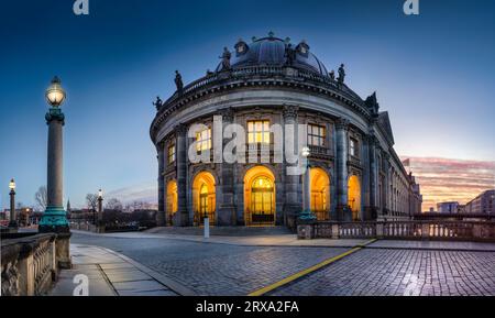 Paesaggio urbano di Berlino con il Museo Bode in inverno Foto Stock