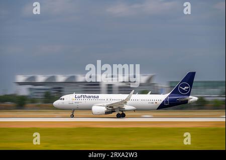 Monaco di Baviera, Germania - 3 luglio. 2023 : Lufthansa Airbus A320-214 con il numero di immatricolazione D-AIWC inizia sulla pista sud 26L della Monaco di Baviera Foto Stock
