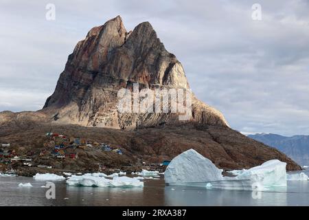 Vista sulla città groenlandese di Uummannaq con la sua roccia caratteristica Foto Stock