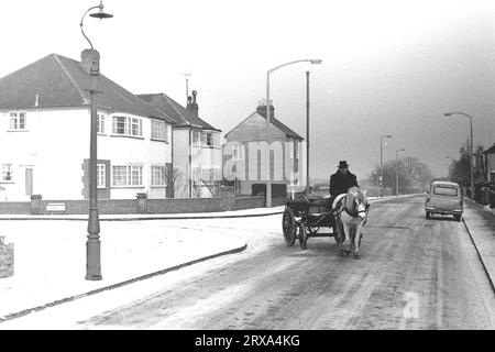 Rag and Bone Man su Woolwich Road passando per Russell Close Bexleyheath nell'inverno 1961 Foto Stock