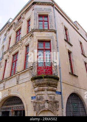 Balcone francese con balaustra artistica in ferro battuto, all'angolo di un edificio in pietra, la Rochelle, Novelle - regione Aquitania della Francia occidentale Foto Stock