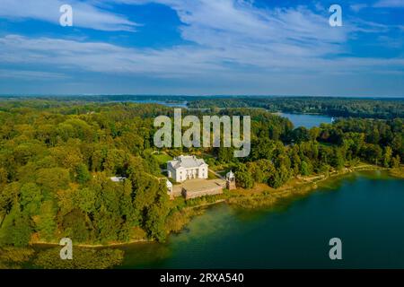 Foto aerea con droni di Uzutrakis Manor nel lago Trakai Galve, Lituania durante il giorno in autunno Foto Stock