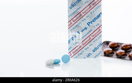 CHONBURI, THAILANDIA-11 LUGLIO 2023: Pillole rotonde Prenarpil e blister pack. Clonazepam usato per trattare convulsioni, disturbi di panico, disturbi d'ansia. Foto Stock