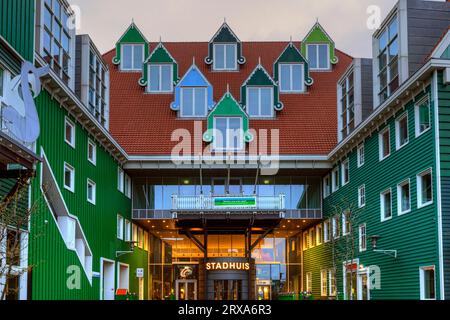 Famoso sviluppo di Inverdan con hotel, municipio e teatro a Zaandam, Olanda settentrionale, Paesi Bassi Foto Stock