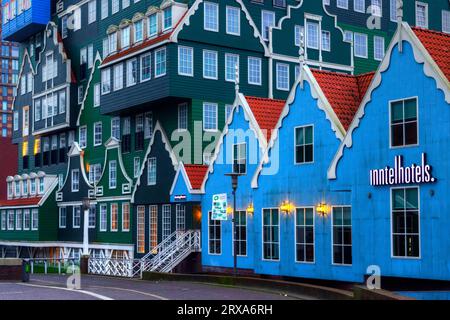 Famoso sviluppo di Inverdan con hotel, municipio e teatro a Zaandam, Olanda settentrionale, Paesi Bassi Foto Stock