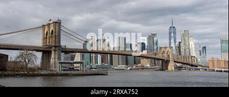 USA, New York, New York City, Brooklyn, DUMBO, vista del Ponte di Brooklyn, Lower Manhattan sullo sfondo Foto Stock