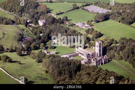 Vista aerea dell'Abbazia delle Fontane e della sala delle Fontane vicino a Ripon con il Centro visitatori e il parcheggio sullo sfondo Foto Stock