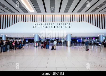 TERMINAL 2, AEROPORTO DI MANCHESTER, REGNO UNITO - 14 SETTEMBRE 2023. Passeggeri aerei e viaggiatori che camminano attraverso la nuova lounge delle partenze al Terminal 2 di Manc Foto Stock