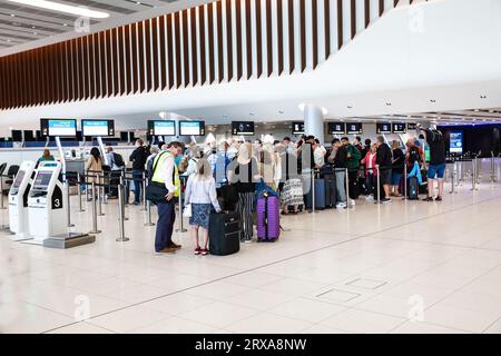 TERMINAL 2, AEROPORTO DI MANCHESTER, REGNO UNITO - 14 SETTEMBRE 2023. I passeggeri aerei e i viaggiatori in coda per il check-in e il deposito bagagli presso la nuova postazione di partenza Foto Stock