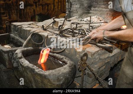 Ferron lavora nella fucina delle ferriere El Pobal Foto Stock