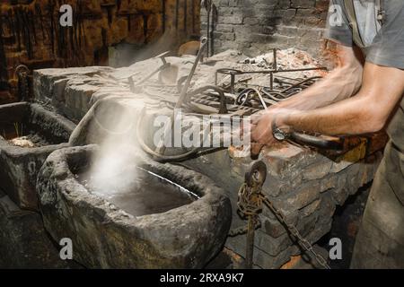 Ferron lavora nella fucina delle ferriere El Pobal Foto Stock