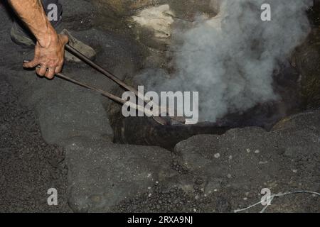 Ferron lavora nella fucina delle ferriere El Pobal Foto Stock