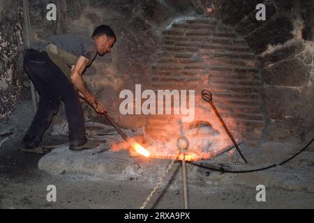 Ferron lavora nella fucina delle ferriere El Pobal Foto Stock