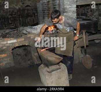 Ferron lavora nella fucina delle ferriere El Pobal Foto Stock