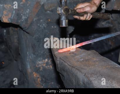 Ferron lavora nella fucina delle ferriere El Pobal Foto Stock