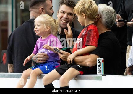 Federico Leonardo Lucia conosciuto come Fedez è visto con i suoi figli durante la partita di serie A tra AC Milan e Hellas Verona allo Stadio Giuseppe Meazza. (Foto di Mairo Cinquetti / SOPA Images/Sipa USA) Foto Stock