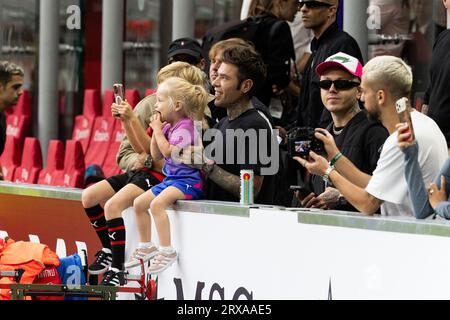 Federico Leonardo Lucia conosciuto come Fedez è visto con i suoi figli durante la partita di serie A tra AC Milan e Hellas Verona allo Stadio Giuseppe Meazza. (Foto di Mairo Cinquetti / SOPA Images/Sipa USA) Foto Stock