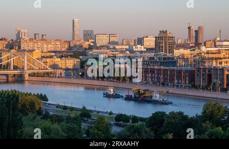 16 luglio 2022, Mosca, Russia. I rimorchiatori tirano una gru lungo il fiume Mosca Foto Stock