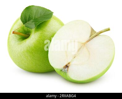 Frutto di mela verde maturo con foglie e metà di mela senza semi isolati su fondo bianco. Frutti di mela con percorso di ritaglio Foto Stock