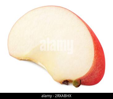 Fetta di frutto di mela rossa senza semi isolata su sfondo bianco adagiata su un lato con ombra. Cuneo di mela rosso con percorso di ritaglio Foto Stock
