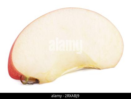 Fetta di frutto di mela rossa senza semi isolata su sfondo bianco adagiata su un lato con ombra Foto Stock