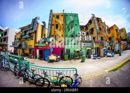 Vista del vicolo posteriore del complesso residenziale con un colorato edificio multicolore, Geylang, Singapore Foto Stock