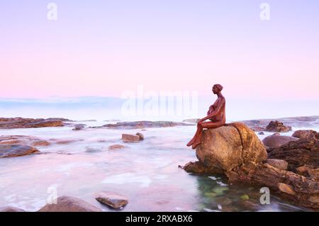 Una scultura chiamata Layla dall'artista Russell Sheridan vicino alla foce del fiume Margaret a Prevelly Beach all'alba, nell'Australia Occidentale. Foto Stock